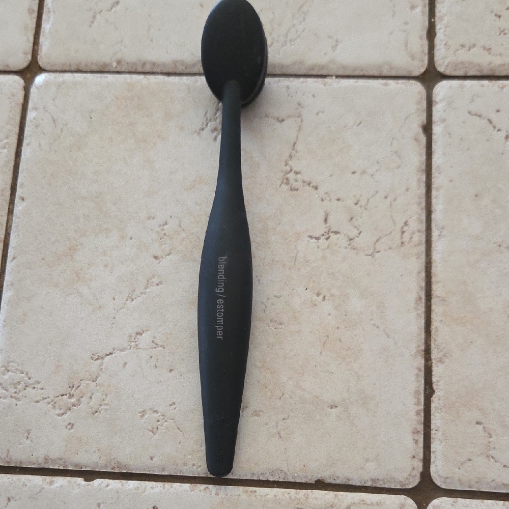 Mary Kay Elegant Black Oval Brush - Picture 2 of 2